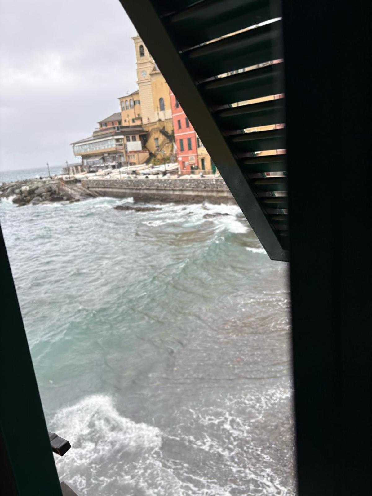 Casa Sulla Spiaggia Di Boccadasse Genoa Exterior photo